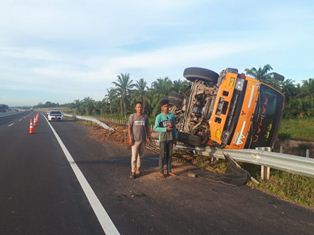 Ngantuk Kali Yach! Truck Oleng Tabrak Pagar Pembatas Jalan, Lalu Terbalik di Tol Permai